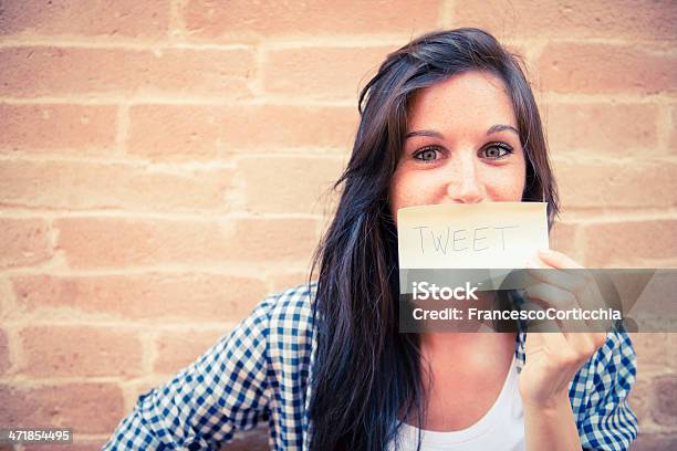 Mujer Joven Con Un Tweet Papel Foto de stock y más banco de imágenes de 20-24 años - 20-24 años, Adolescente, Adulto