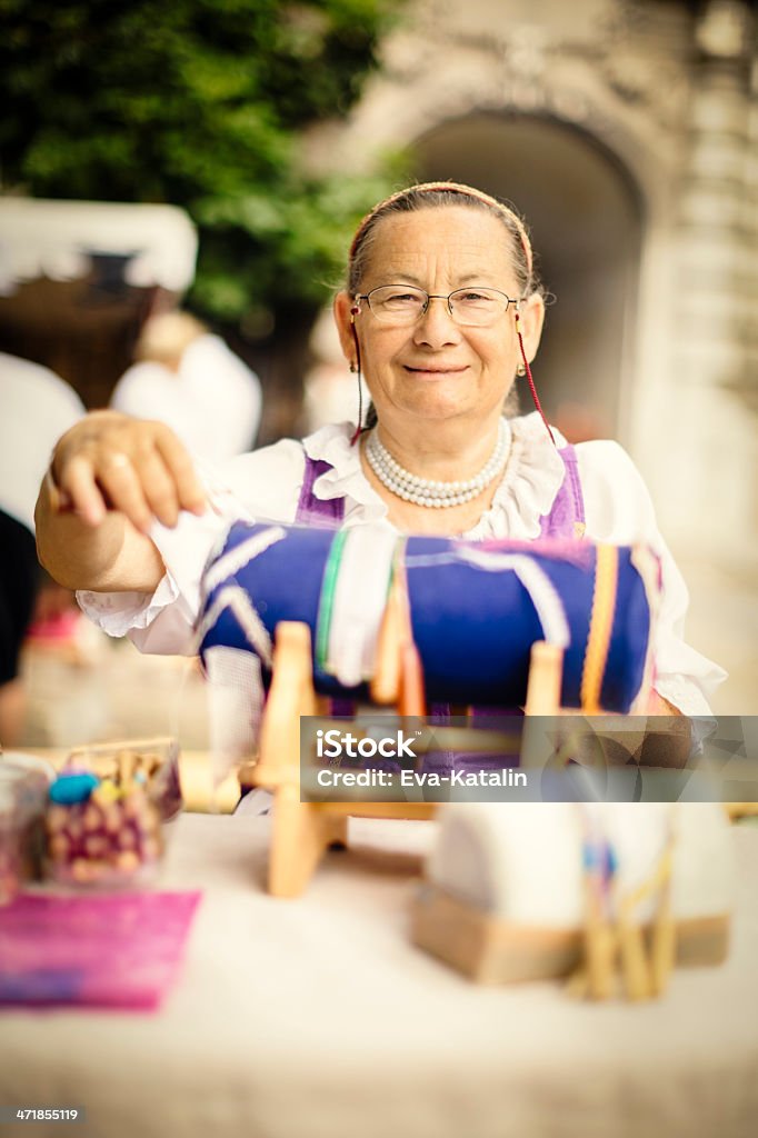 Retrato de mujer senior lace cafetera - Foto de stock de 70-79 años libre de derechos