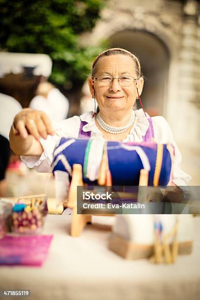 Retrato De Mulher Idosa Renda Maker - Fotografias de stock e mais imagens de 70 anos - 70 anos, Adulto, Ao Ar Livre