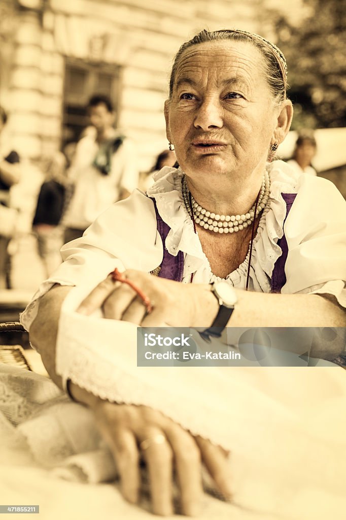 Retrato de mulher sênior renda maker - Foto de stock de 70 anos royalty-free