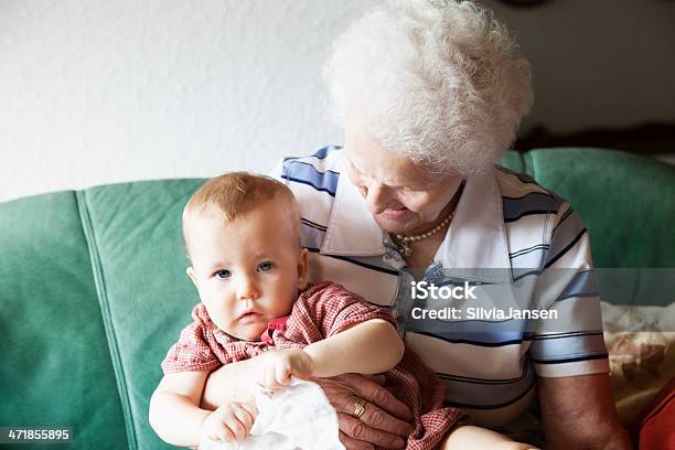 Photo libre de droit de Femme Âgée Grandmère Et Bébé Fille banque d'images et plus d'images libres de droit de Arrière petite-fille - Arrière petite-fille, Grand-mère, 6-11 mois