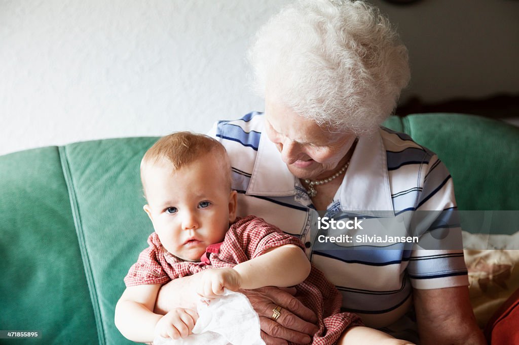 高齢者の女性の祖母とベビーガール - 曾孫娘のロイヤリティフリーストックフォト