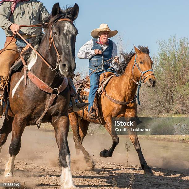 Photo libre de droit de Senior De Cowboy Cheval De Course banque d'images et plus d'images libres de droit de Bandana - Bandana, Cow-boy, Activité