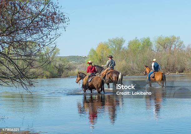 Famiglia Cavalcare Lungo Il Fiume - Fotografie stock e altre immagini di Andare a cavallo - Andare a cavallo, Arizona, Acqua