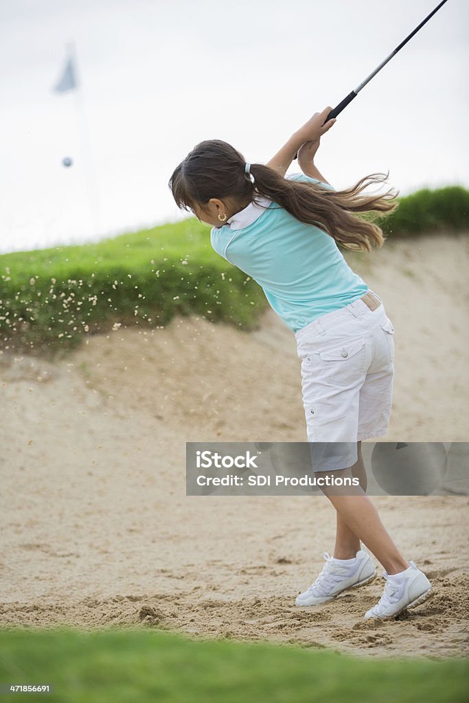 Little golfeur frapper Balle de golf sur parcours Bunker - Photo de Enfant libre de droits