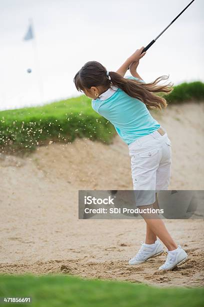 Photo libre de droit de Little Golfeur Frapper Balle De Golf Sur Parcours Bunker banque d'images et plus d'images libres de droit de Enfant