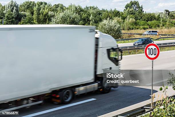 Photo libre de droit de Camion Sur Lautoroute Allemande banque d'images et plus d'images libres de droit de Chiffre 100 - Chiffre 100, Limitation de vitesse, Signalisation routière