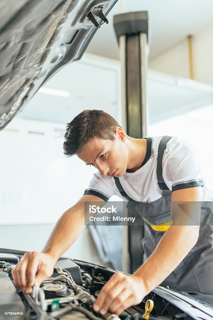 Reparo automático mecânico de automóveis, no trabalho - Foto de stock de 20 Anos royalty-free