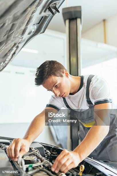 Foto de Reparo Automático Mecânico De Automóveis No Trabalho e mais fotos de stock de 20 Anos