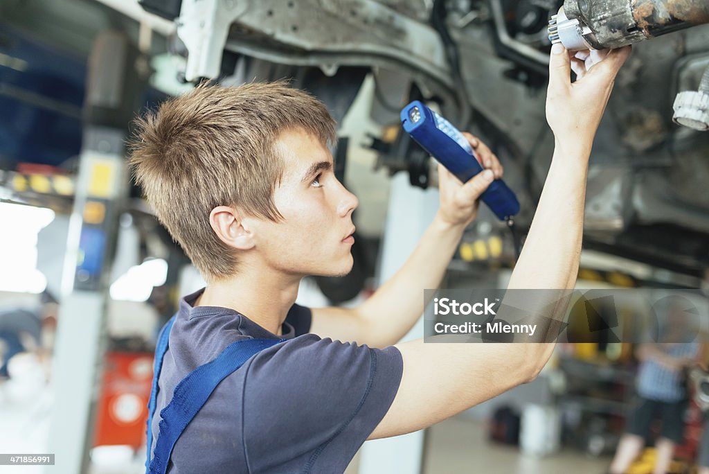 Mechaniker bei der Arbeit, Car Service - Lizenzfrei Auszubildender Stock-Foto