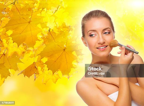 Junges Mädchen Mit Makeup Pinsel Auf Der Herbstlichen Hintergrund Stockfoto und mehr Bilder von Ahorn