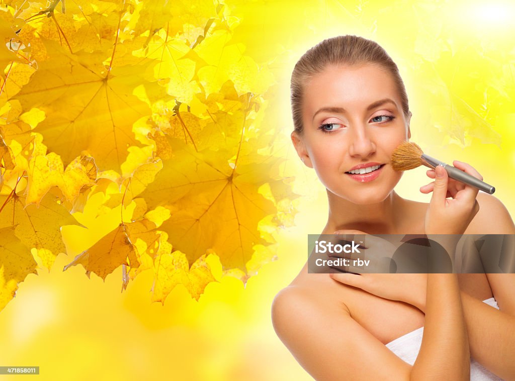 Menina com pincel para maquiagem no fundo outonal - Foto de stock de Adulto royalty-free