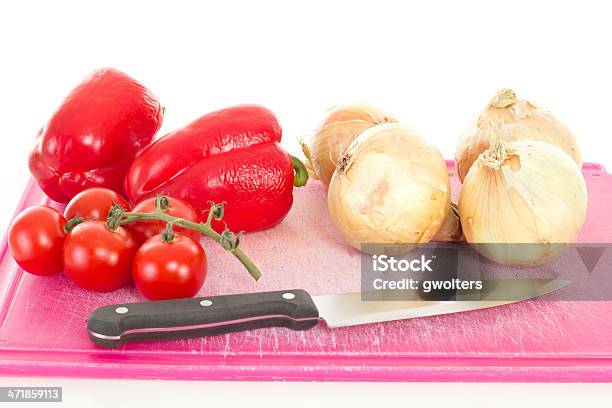 Cebollas Pimientos Tomates En Picar De Planchar Foto de stock y más banco de imágenes de Alimento - Alimento, Blanco - Color, Bulbo