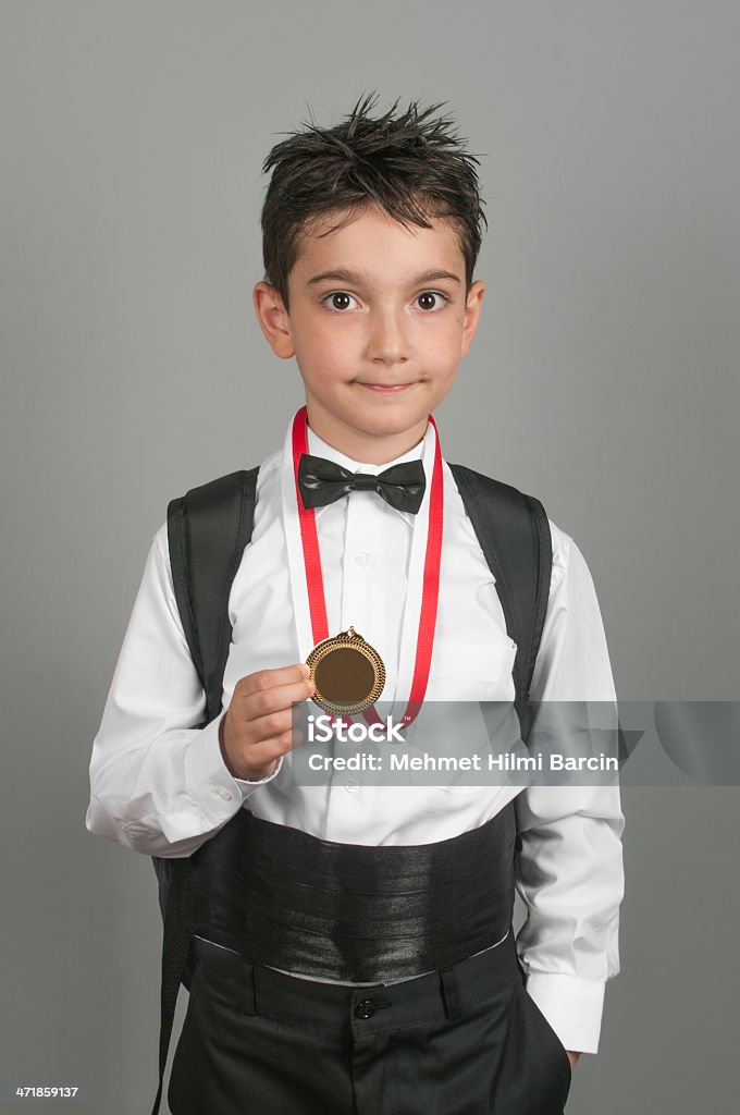 Kleine Junge Studentin mit Medaille - Lizenzfrei Akademischer Abschluss Stock-Foto