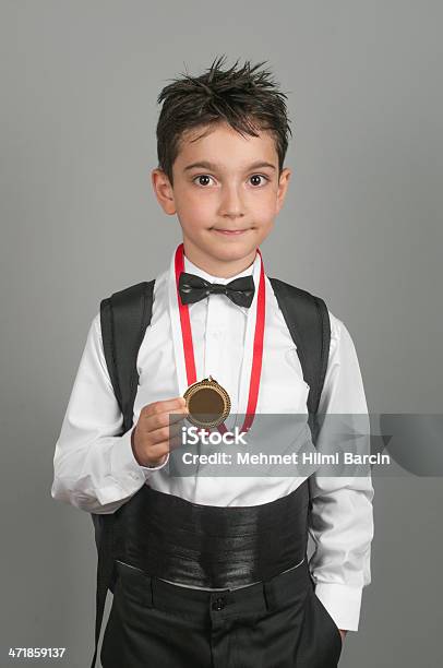 Ragazzino Studente Con Medaglia - Fotografie stock e altre immagini di Abbigliamento elegante - Abbigliamento elegante, Ambientazione interna, Arte del ritratto