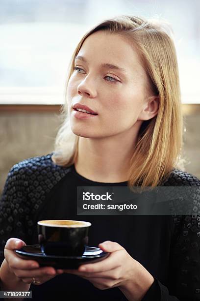 Retrato De Mulher Segurando O Copo De Café Olhando Para Longe Contemplating - Fotografias de stock e mais imagens de 20-29 Anos