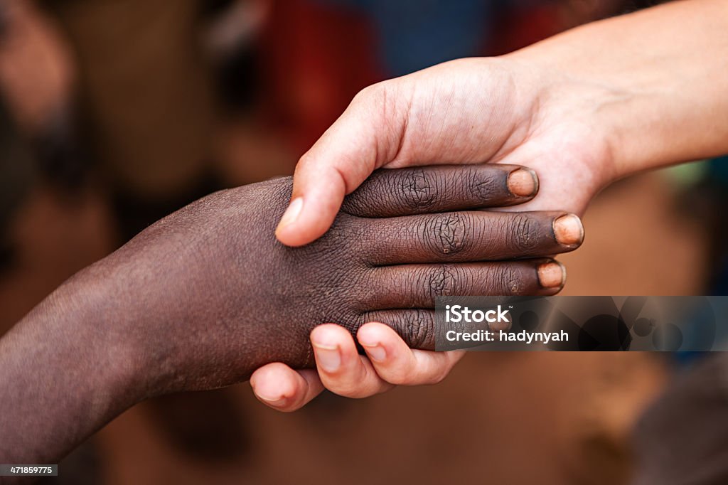 Bianco e nero con le mani - Foto stock royalty-free di Razzismo