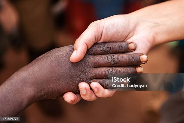 Preto E Branco De Mãos Dadas - Fotografias de stock e mais imagens de Racismo - Racismo, Criança, Acordo