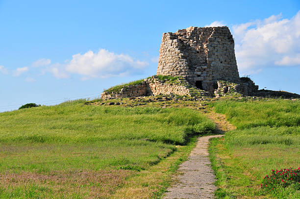 isili, кальяри провинция, сардинии, италия: nuragic комплекс, пункты - nuragic стоковые фото и изображения