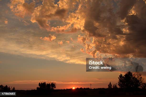 Dramatyczne Wschód Słońca - zdjęcia stockowe i więcej obrazów Bez ludzi - Bez ludzi, Brzask, Chmura