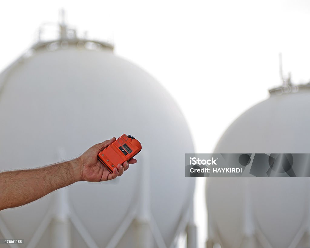 Utilisant un détecteur de fuite de gaz réservoirs de stockage - Photo de Fuite d'eau libre de droits