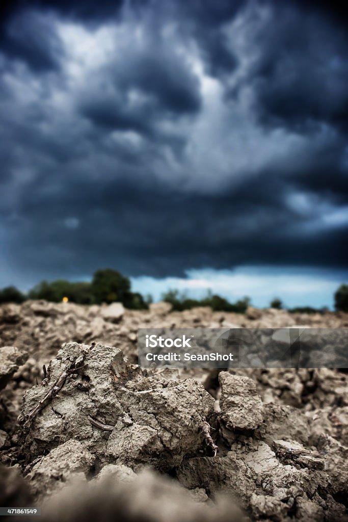 Tempête à venir sur un terrain sec - Photo de Champ labouré libre de droits