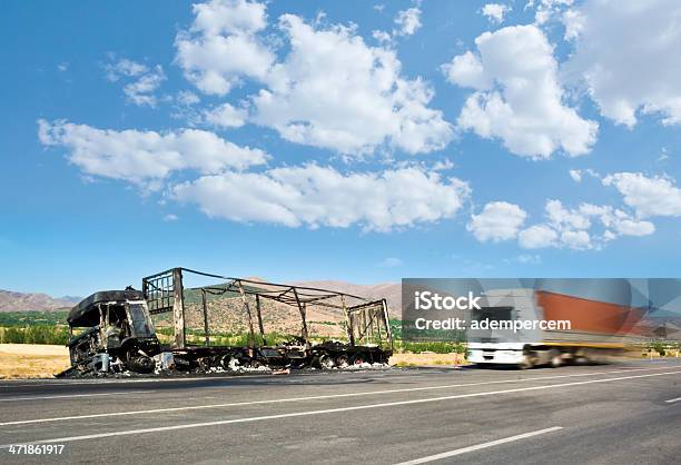 Bruciate Camion - Fotografie stock e altre immagini di Bruciato - Bruciato, TIR, Trasporto