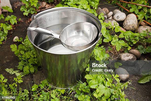 Cubo De Acero Completo De Frech Agua Resplandeciente Foto de stock y más banco de imágenes de Acero