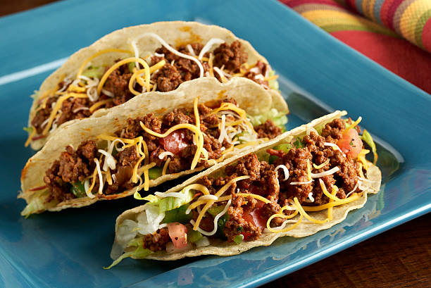 тако с говядиной в твердой оболочке - beef taco стоковые фото и изображения