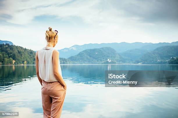 Menina Olhando Para O Lago De Montanha Vista - Fotografias de stock e mais imagens de Admirar a Vista - Admirar a Vista, Adulto, Ao Ar Livre