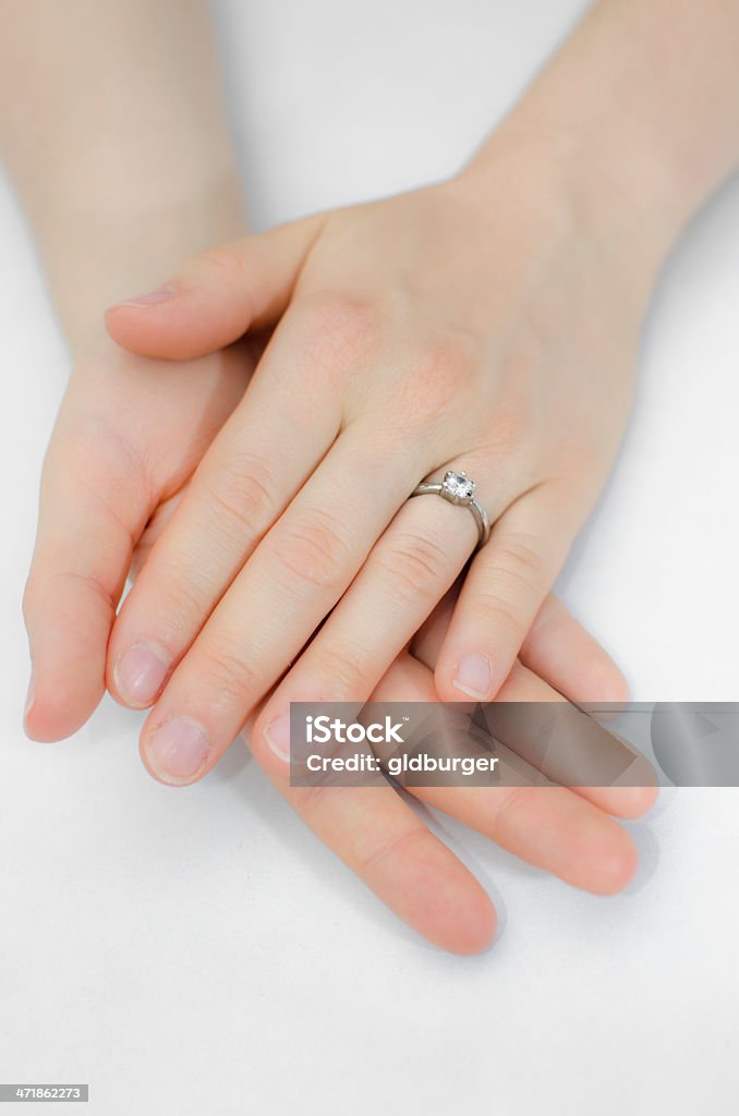 Mani di donna con Anello di fidanzamento - Foto stock royalty-free di Bellezza
