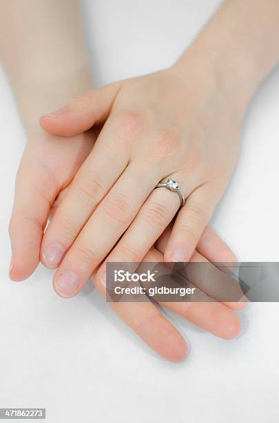 Mani Di Donna Con Anello Di Fidanzamento - Fotografie stock e altre immagini di Bellezza - Bellezza, Unghia, Adulto