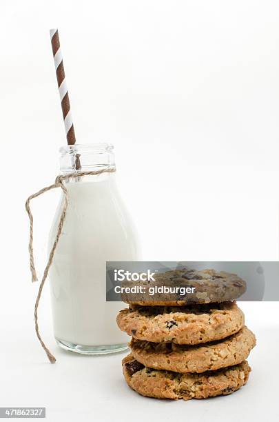 Cookies Con Leche Foto de stock y más banco de imágenes de Alimento - Alimento, Arreglo, Beber