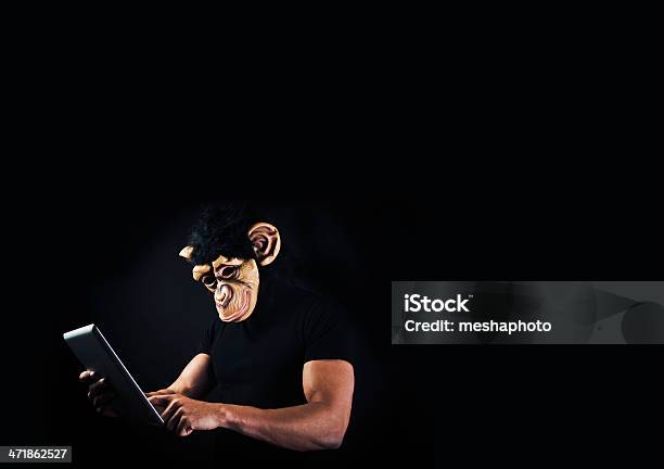 Foto de Macaco Homem Segurando O Tablet Digital e mais fotos de stock de Máscara - Máscara, Analisar, Aprender