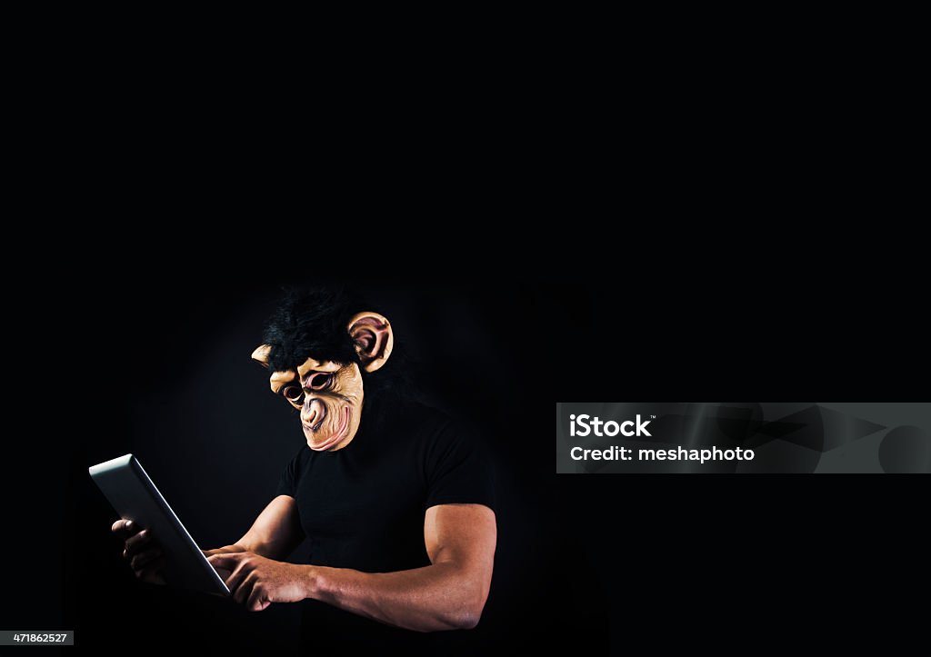 Обезьяны, человек держит цифровой планшет - Стоковые фото Маска роялти-фри