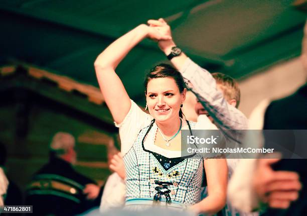 Foto de Swiss Primeira Dança Na Feira Agrícola e mais fotos de stock de 20 Anos - 20 Anos, Adulto, Alegria
