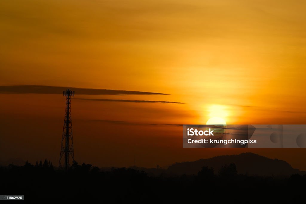 Céu dourado com torre de telecomunicações - Royalty-free Amanhecer Foto de stock