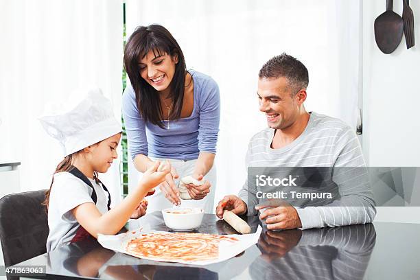 Família Cozinhar E Comer Juntos Italina Alimentos - Fotografias de stock e mais imagens de 20-24 Anos - 20-24 Anos, 25-29 Anos, 8-9 Anos