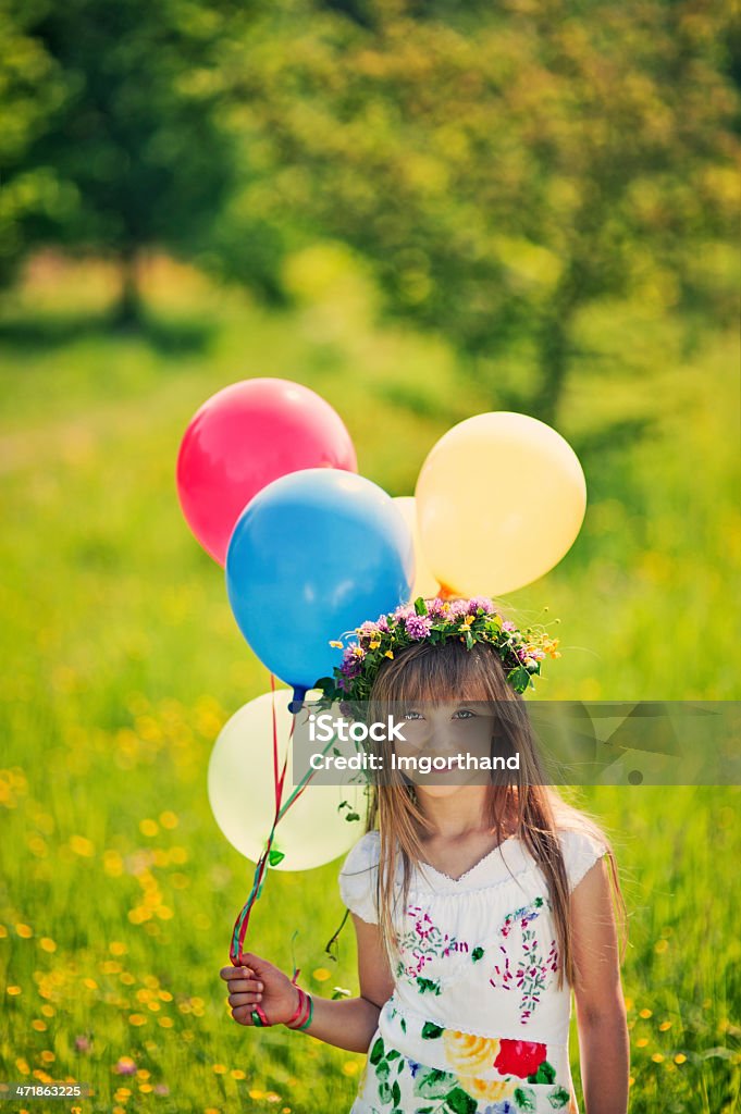 Rapariga a desfrutar do campo de flores. - Royalty-free 6-7 Anos Foto de stock