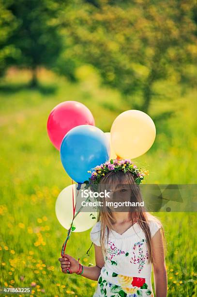 Rapariga A Desfrutar Do Campo De Flores - Fotografias de stock e mais imagens de 6-7 Anos - 6-7 Anos, Alegria, Aluna