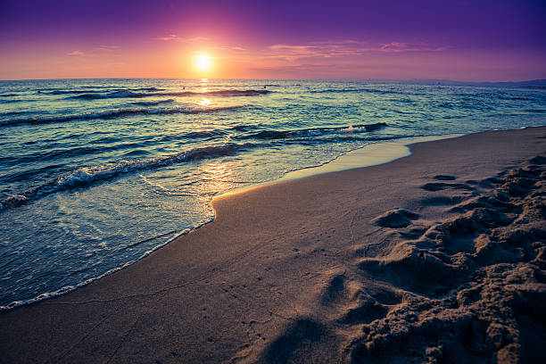 istock sunset at the horizont on sea 471863261