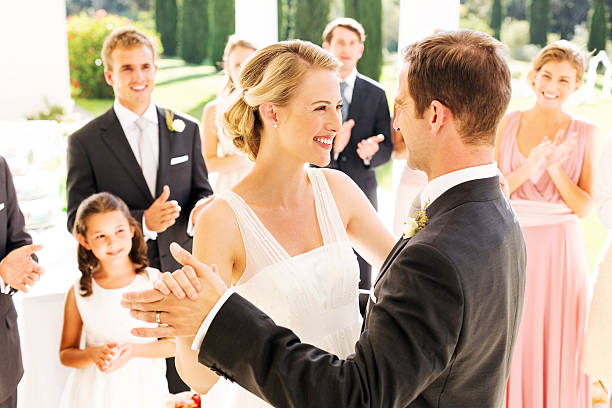 la gente ovacionar mientras mira pareja bailando - wedding reception wedding bride bridesmaid fotografías e imágenes de stock