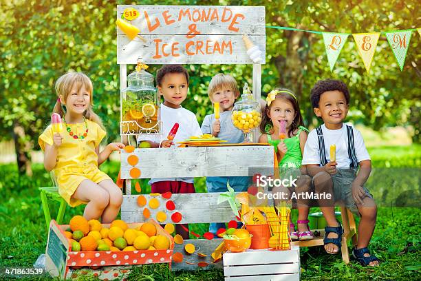 Limonata Anf Gelato Stand E Bambini - Fotografie stock e altre immagini di Bambino - Bambino, Bancarella della limonata, Fatto in casa