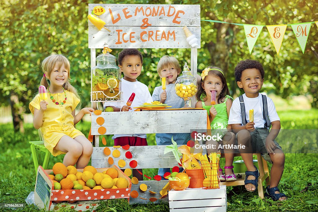 레모네이드 anf 아이스크림 디어필드에서 및 어린이 - 로열티 프리 레모네이드 스탠드 스톡 사진
