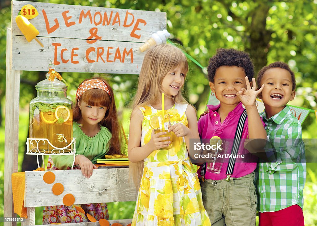 Bancarella della limonata e bambini - Foto stock royalty-free di Affari