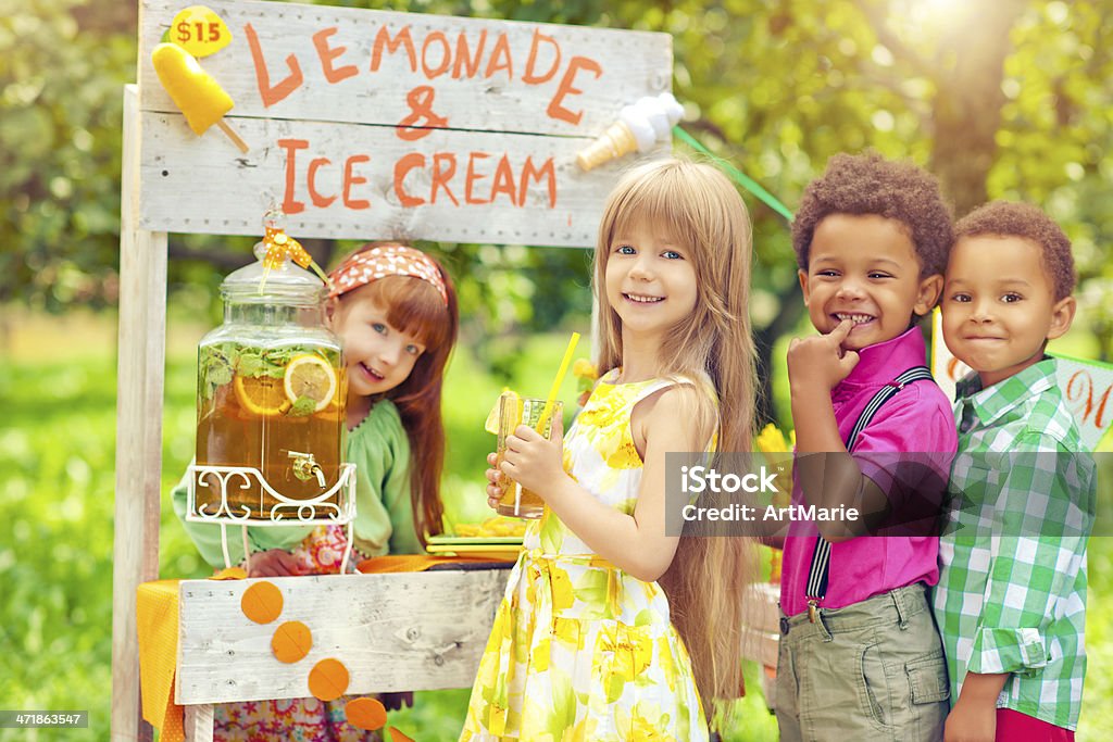 Tenderete de refrescos y niños - Foto de stock de Niño libre de derechos