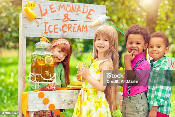 Tenderete De Refrescos Y Niños Foto de stock y más banco de imágenes de Niño - Niño, Tenderete de refrescos, Hacer cola