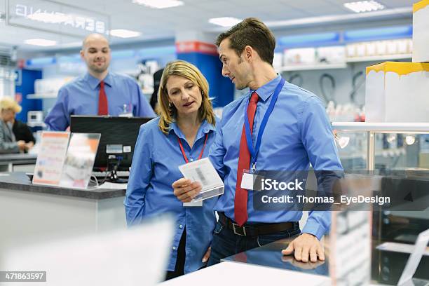 Retail Store Manager And His Team Stock Photo - Download Image Now - Education Training Class, Electronics Store, Selling