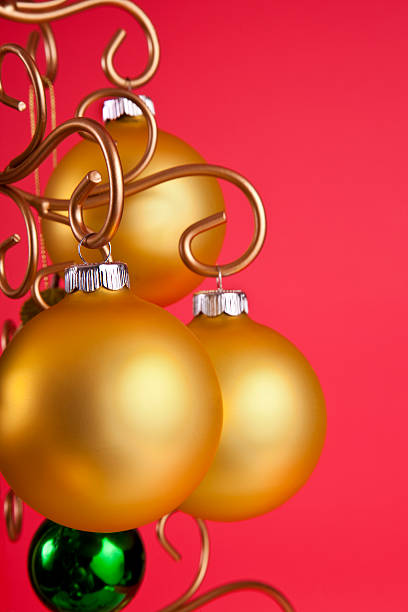 istock Gold Christmas Balls 471863933