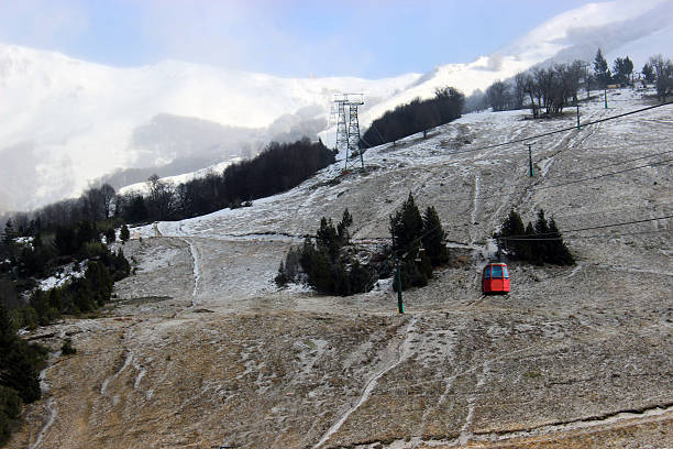 rosso gondola restituzione per ottenere informazioni turistiche fino - cerro catedral foto e immagini stock